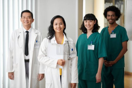 Téléchargez les photos : Équipe de médecins souriants et d'infirmières médicales debout à l'hôpital - en image libre de droit
