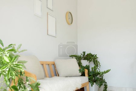 Téléchargez les photos : Appartement intérieur avec murs clairs, canapé couleur crème et plantes luxuriantes - en image libre de droit