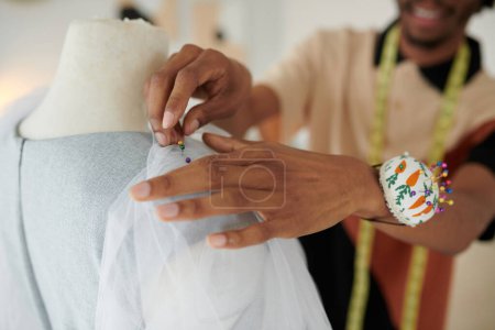 Téléchargez les photos : Tissu de tulle à épingler sur mesure sur mannequin lors de la création de robe de soirée - en image libre de droit