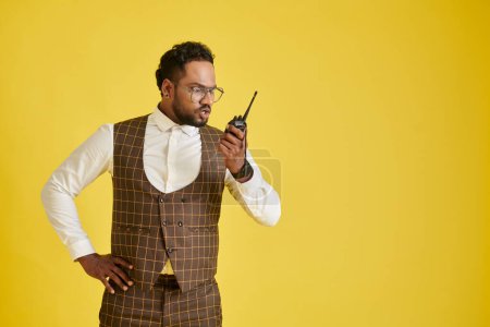 Téléchargez les photos : Homme d'affaires mécontent du travail de collègues parlant en talkie-walkie - en image libre de droit