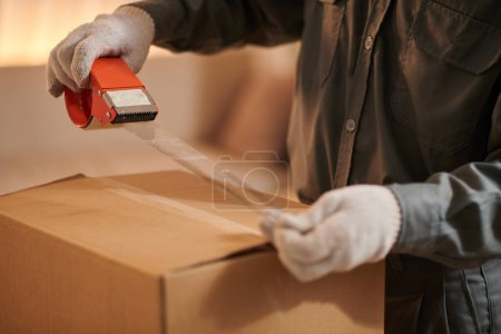 Foto de Imagen de primer plano de la caja de cartón de envío de sellado de movimiento con cinta adhesiva - Imagen libre de derechos