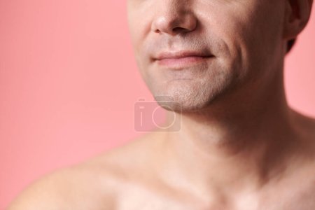 Téléchargez les photos : Image recadrée d'un homme mûr rasé et souriant debout sur fond rose - en image libre de droit