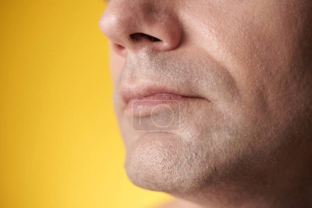 Foto de Imagen recortada de hombre maduro afeitado con la piel lisa limpia - Imagen libre de derechos