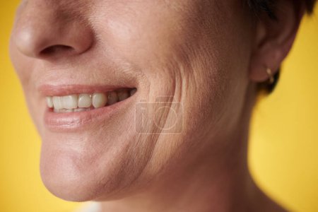 Téléchargez les photos : Image recadrée d'une femme mûre avec un sourire de dents - en image libre de droit