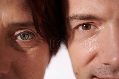 Foto de Imagen recortada de hombre y mujer maduros con ojos azules y marrones mirando a la cámara - Imagen libre de derechos