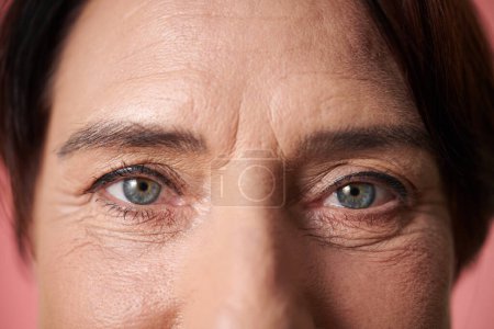 Foto de Ojos de mujer madura con maquillaje ligero mirando a la cámara - Imagen libre de derechos