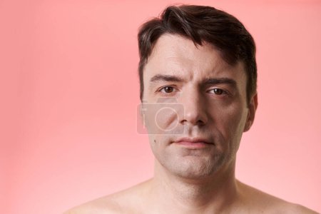 Téléchargez les photos : Studio portrait d'un homme mûr sérieux avec taupe sur la joue droite - en image libre de droit
