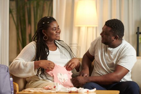 Téléchargez les photos : Joyeux mari et femme discutant de la future parentalité - en image libre de droit