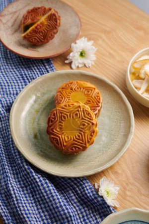 Téléchargez les photos : Gâteaux de lune traditionnels avec diverses garnitures sur la table servis pour la fête de la mi-automne - en image libre de droit