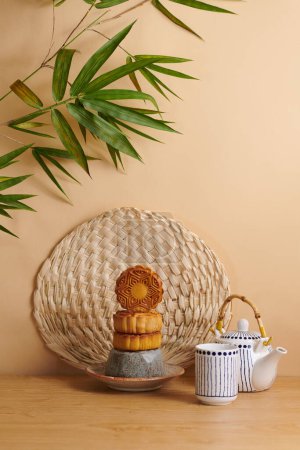 Téléchargez les photos : Empilement de gâteaux de lune traditionnels, théière et tasse préparés pour la fête de la mi-automne - en image libre de droit