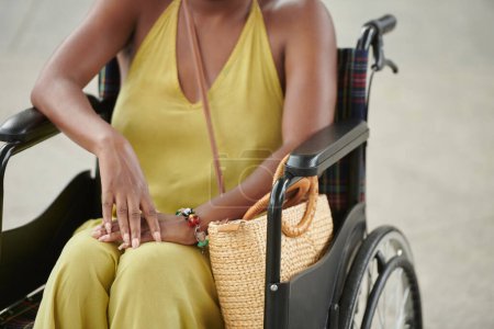 Téléchargez les photos : Image recadrée d'une femme élégante assise dans un fauteuil roulant - en image libre de droit