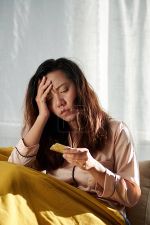 Téléchargez les photos : Malade femme stressée et fatiguée prenant des pilules antidépresseurs - en image libre de droit