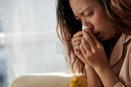 Foto de Mujer enferma de gripe sonándose la nariz - Imagen libre de derechos