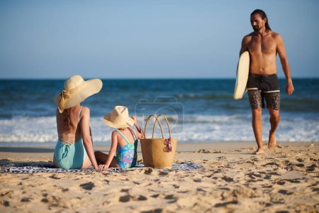 Téléchargez les photos : Bonne famille passer samedi soir sur la plage de la mer - en image libre de droit