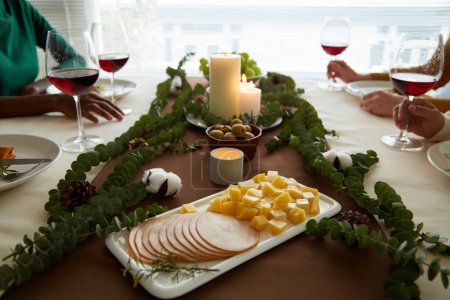 Téléchargez les photos : Divers apéritifs au milieu de la table servis pour la célébration de Noël - en image libre de droit
