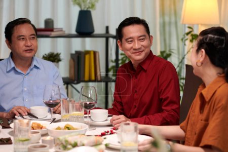 Téléchargez les photos : Membres de la famille discutant des nouvelles au dîner à la maison - en image libre de droit