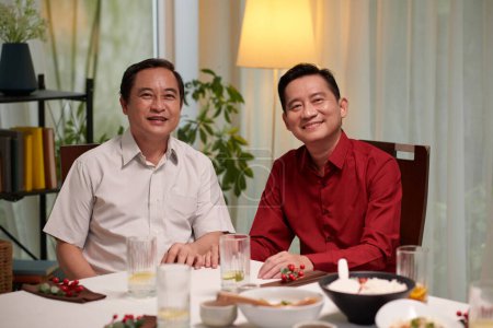 Téléchargez les photos : Gai mature vietnamien hommes assister à la famille dîner - en image libre de droit
