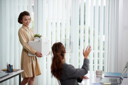 Téléchargez les photos : Femme d'affaires saluant son nouveau collègue avec une boîte de biens - en image libre de droit