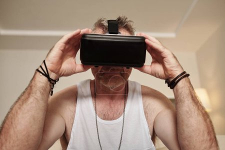 Téléchargez les photos : Portrait d'homme mature teasting lunettes de réalité virtuelle - en image libre de droit