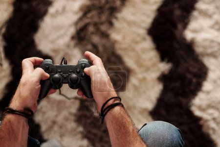 Foto de Manos de hombre maduro con controlador jugando videojuego - Imagen libre de derechos