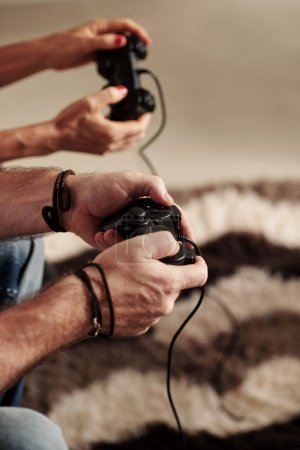 Téléchargez les photos : Image rapprochée d'un couple mature jouant à un jeu vidéo à la maison - en image libre de droit