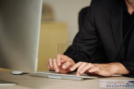 Téléchargez les photos : Image rapprochée d'un homme d'affaires tapant sur le clavier - en image libre de droit