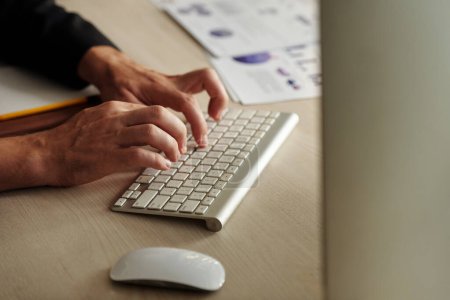 Téléchargez les photos : Mains d'entrepreneur tapant sur le clavier à son bureau - en image libre de droit