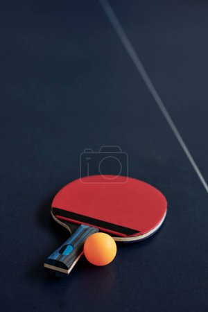 Foto de Ping pong raket y pelota sobre mesa azul, deporte y concepto de actividad - Imagen libre de derechos