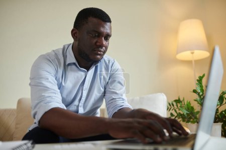 Téléchargez les photos : Homme stressé payer la dette de carte de crédit et factures de services publics en ligne - en image libre de droit