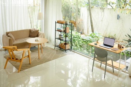 Téléchargez les photos : Cozy salon moderne avec fenêtres panoramiques - en image libre de droit