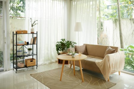 Téléchargez les photos : Canapé confortable dans le salon avec plan ouvert - en image libre de droit
