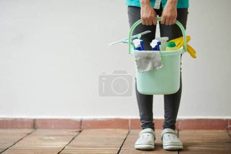 Téléchargez les photos : Gros plan sur le seau d'exploitation des travailleurs de nettoyage avec différentes fournitures pour les travaux ménagers - en image libre de droit