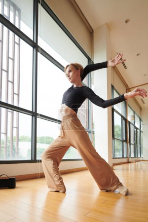 Foto de Bailarina contemporánea disfrutando bailando sola en estudio vacío - Imagen libre de derechos