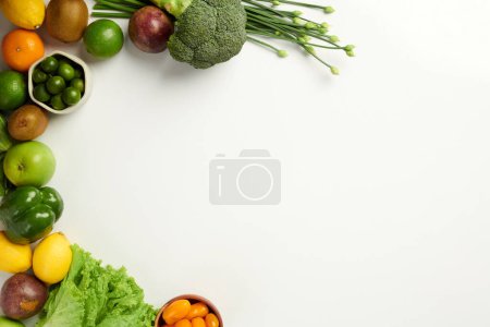 Téléchargez les photos : Fond alimentaire biologique avec divers légumes et fruits frais - en image libre de droit