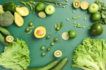 Téléchargez les photos : Fruits et légumes verts préparés pour cuisiner des plats sains - en image libre de droit
