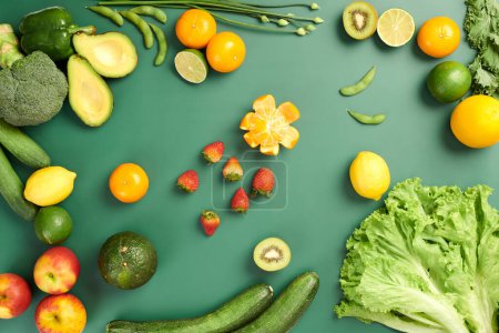 Téléchargez les photos : Baies fraîches, fruits et légumes sur la table verte, aliments sains du marché fermier - en image libre de droit