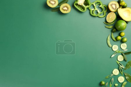 Foto de Fondo verde con varias frutas y verduras cortadas del mercado local - Imagen libre de derechos