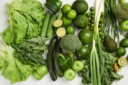 Foto de Frutas y verduras verdes para una dieta saludable, concepto de alimentación limpia - Imagen libre de derechos