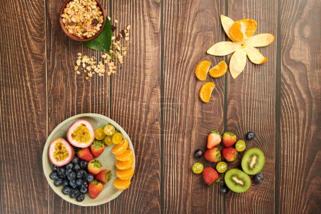 Téléchargez les photos : Fruits et granola pour le petit déjeuner sur table en bois, vue sur le dessus - en image libre de droit