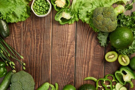 Foto de Antecedentes con frutas y verduras verdes en mesa de madera, cocina y concepto de alimentación saludable - Imagen libre de derechos