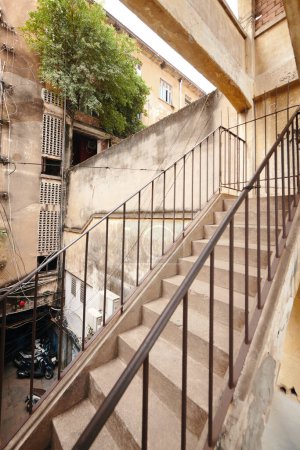 Téléchargez les photos : Escalier dans un immeuble résidentiel en banlieue - en image libre de droit