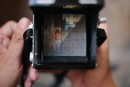 Foto de Pantalla de cámara con chica posando en viejo edificio abandonado - Imagen libre de derechos