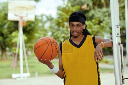 Téléchargez les photos : Portrait du joueur de basket-ball avec durag à l'entraînement de la tête en plein air - en image libre de droit