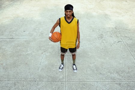 Foto de Retrato de jugador de streetball negro determinado usando durag y uniforme - Imagen libre de derechos