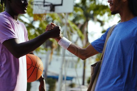 Téléchargez les photos : Les joueurs de basket-ball se serrent la main après un bon match - en image libre de droit