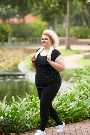 Foto de Mujer joven en forma activa corriendo al aire libre en el parque de la ciudad de la mañana - Imagen libre de derechos