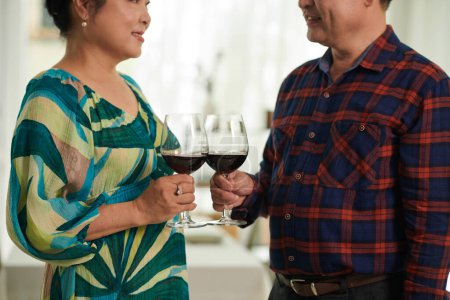 Téléchargez les photos : Couple âgé dégustant un bon vin lors de la célébration de l'anniversaire à la maison - en image libre de droit
