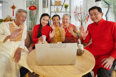 Foto de Familia vietnamita en los clientes tradicionales videollamadas familiares para desear feliz Año Nuevo Lunar - Imagen libre de derechos