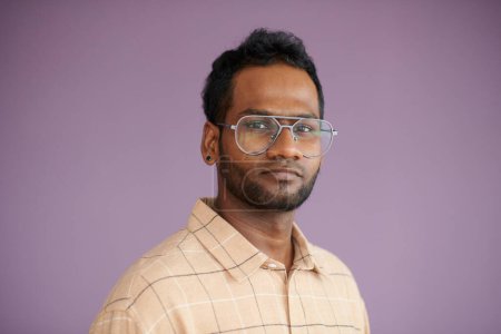 Téléchargez les photos : Portrait de sérieux développeur de logiciels confiants dans les lunettes regardant la caméra - en image libre de droit
