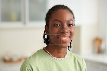 Téléchargez les photos : Portrait de fille noire heureuse avec sourire de dents - en image libre de droit